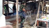Prajurit TNI Bangun Kembali Rumah Warga Korban Gempa Donggala