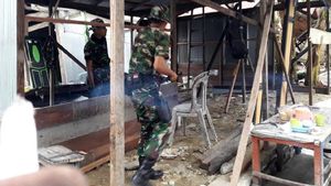 Prajurit TNI Bangun Kembali Rumah Warga Korban Gempa Donggala