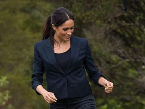Gaya Stylish Meghan Markle Padukan Boots dan Blazer saat Tanam Pohon
