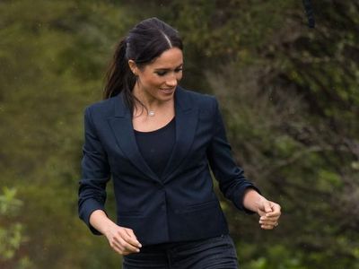 Gaya Stylish Meghan Markle Padukan Boots dan Blazer saat Tanam Pohon