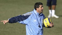 Usai empat tahun menangani Castilla, Juan Ramon Lopez Caro diangkat sebagai pelatih tim utama pada 2005. Namun ia cuma bertahan satu musim. Foto: Denis Doyle/Getty Images