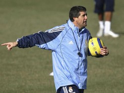 Juan Ramon Lopez Caro juga bertahan hampir enam bulan. Awalnya melatih tim muda Madrid, ia dipromosikan ke tim utama pada 4 Desember 2005 menggantikan Vanderlei Luxemburgo yang dipecat. Ia pergi pada 1 Juni 2006 dengan catatan 12 kemenangan dalam 24 laga. Foto: Denis Doyle/Getty Images