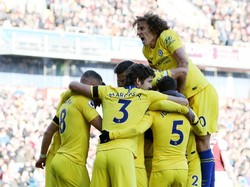 Marcos Alonso jadi kunci kemenangan Chelsea 4-0 di kandang Burnley. Selain menjaga pertahanan dengan apik, Alonso juga membuat satu assist. (Nigel Roddis/Getty Images)