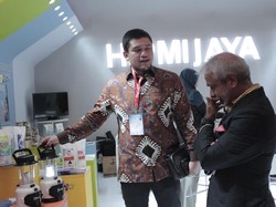 Meraup Rupiah dari Jualan Lampu Air Laut, Berapa Omzetnya?