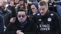 Jamie Vardy, striker Leicester City, menenangkan Aimon yang kehilangan ayahnya. Vardy merupakan salah satu pemain andalan Leicester di bawah kepemilikan Vichai, yang mengantar The Foxes menjuarai Liga Inggris pada musim 2015/2016. (Foto: Christopher Furlong/Getty Images)