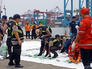 Polisi Identifikasi Dokumen Penumpang Lion Air JT 610 Polisi Identifikasi Dokumen Penumpang Lion Air JT 610