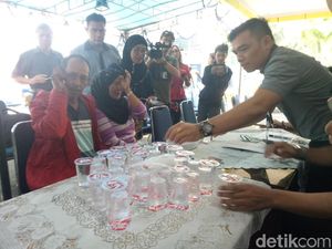 Ibu Ini Nangis Cari Tahu Kondisi Anak-Cucu di Posko Korban Lion Air Ibu Ini Nangis Cari Tahu Kondisi Anak-Cucu di Posko Korban Lion Air