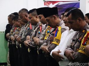 Polres Gresik Gelar Salat Gaib Korban Pesawat Lion Air JT 610 Polres Gresik Gelar Salat Gaib Korban Pesawat Lion Air JT 610