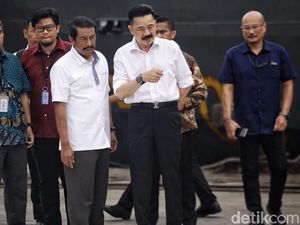 Ekspresi Rusdi Kirana Saat Amati Puing Lion Air JT 610 Ekspresi Rusdi Kirana Saat Amati Puing Lion Air JT 610