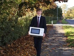 Dilarang Pakai Tas, Siswa Ini Bawa Microwave ke Sekolah