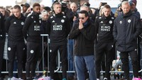 Aimon berdoa, di depan para pemain Leicester seperti tampak ada Jamie Vardy dan Kasper Schemichel di belakangnya. Selain Vichai, ada empat korban lainnya dalam kecelakaan helikopter kemarin. (Foto: Peter Nicholls/Reuters)