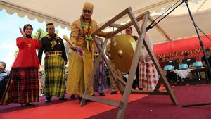 Mensos Berbaju Adat Saat Buka Camp Pelopor Perdamaian