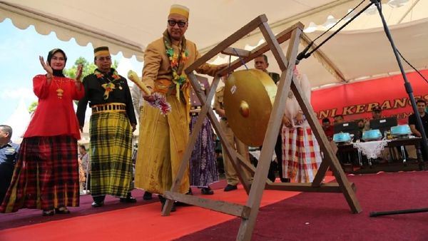 Mensos Berbaju Adat Saat Buka Camp Pelopor Perdamaian