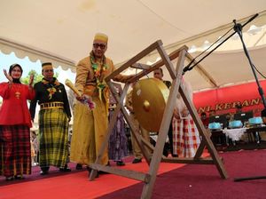 Mensos Berbaju Adat Saat Buka Camp Pelopor Perdamaian