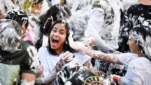 Foto: Perang Busa Unik Ala Mahasiswa Skotlandia
