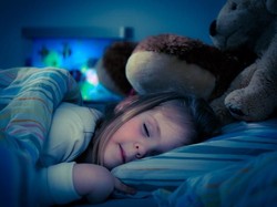 5 Cara agar Anak Tidak Takut Gelap