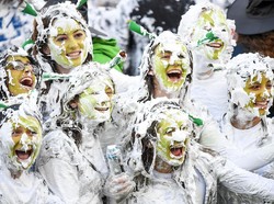 Tradisi Unik Anak Kuliahan di Skotlandia: Perang Busa