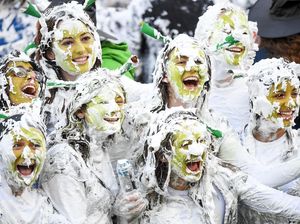 Tradisi Unik Anak Kuliahan di Skotlandia: Perang Busa Tradisi Unik Anak Kuliahan di Skotlandia: Perang Busa