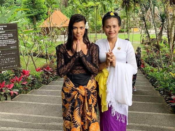 Seksi Hingga Pakai Sarung, Gaya Kourtney Kardashian Liburan di Bali