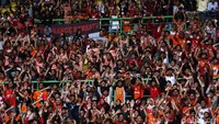 The Jakmania meneriakkan yel-yel dukungan kepada Marko Simic dkk.