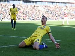Ross Barkley merayakan golnya ke gawang Burnley saat Chelsea menang 4-0. Barkley tampil cemerlang dengan torehan satu gol dan dua assist di laga ini. (Nigel Roddis/Getty Images)