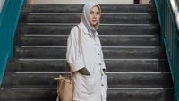 Punya 4 Anak, Gaya Zaskia A. Mecca Ini Masih Cocok Dipakai ke Kampus