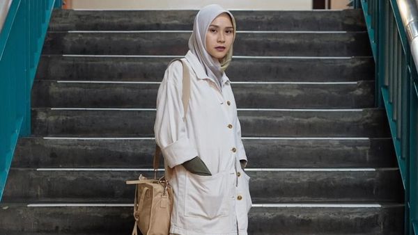 Punya 4 Anak, Gaya Zaskia A. Mecca Ini Masih Cocok Dipakai ke Kampus