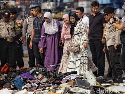 Keluarga Korban Pesawat Lion Air JT 610 Kunjungi Posko Tanjung Priok