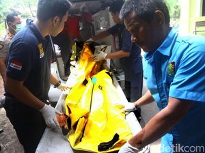 Kantong Jenazah Korban Pesawat Lion Air JT 610 Tiba di RS Polri