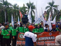 Buruh Cilegon Demo Minta UMK Naik 15% dari Rp 3,6 Juta