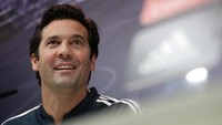 Tampak Solari tidak tegang sama sekali menghadapi debutnya memimpin Madrid, tim yang sempat ia bela dan persembahkan beberapa trofi. (Foto: Susana Vera/Reuters)