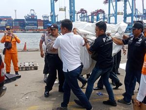 KNKT Pindahkan Tabung Pesawat Lion Air JT 610 KNKT Pindahkan Tabung Pesawat Lion Air JT 610