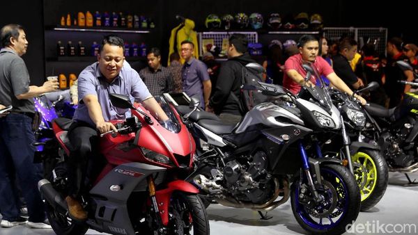 Antusiasme Pengunjung Mencoba Beragam Motor di IMOS 2018