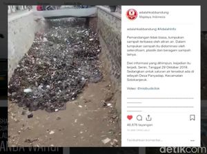 Jijik, Tumpukan Sampah Menggulung di Aliran Sungai Cisunggala Bandung