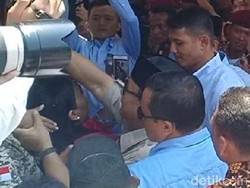 Ziarah ke Gubernur Pertama Jatim, Prabowo Menangis Dipeluk Emak-emak