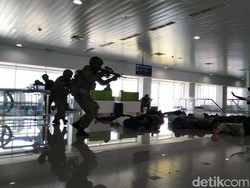 Serunya Adu Tembak Simulasi Teroris di Bandara Semarang
