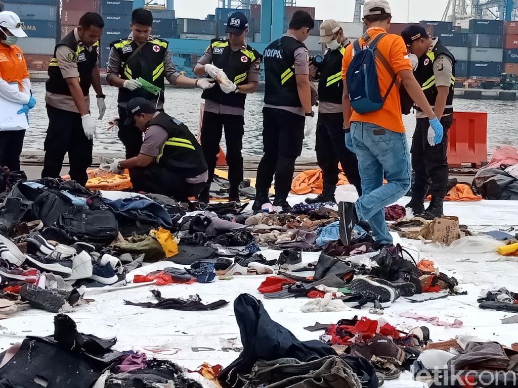 Barang Penumpang Lion Air Diserahkan ke Keluarga Usai Dibersihkan