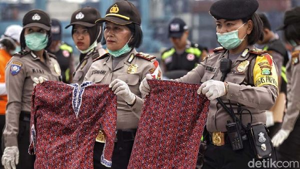 Polisi Tunjukkan Baju Pramugari Lion Air JT 610