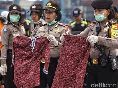 Polisi Tunjukkan Baju Pramugari Lion Air JT 610