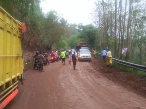 Jalan Raya Pangalengan Dipenuhi Luapan Lumpur, Arus Lalin Tersendat