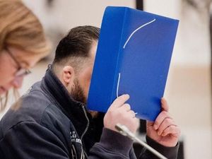 Foto: Aksi Tutup Wajah Perawat Pembunuh 100 Pasien Foto: Aksi Tutup Wajah Perawat Pembunuh 100 Pasien