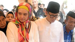 Mata Sembab Viona dan Ketegaran Eko Patrio di Pemakaman