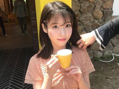Manis Banget! Pose IU Saat Minum Teh dan Masak Pizza