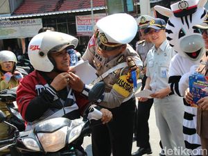 Polisi Bojonegoro Awali Operasi Zebra dengan Bagi-bagi Helm