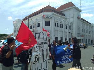 Buruh di Yogya Demo Tolak UMP Rp 1,57 Juta Buruh di Yogya Demo Tolak UMP Rp 1,57 Juta