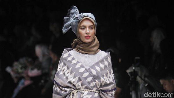 10 Busana Terbaru Karya Ria Miranda yang Memadukan Budaya Lombok dan Korea