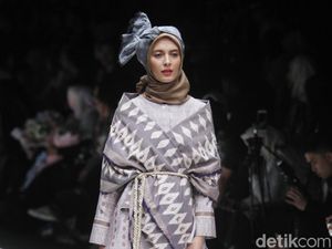10 Busana Terbaru Karya Ria Miranda yang Memadukan Budaya Lombok dan Korea