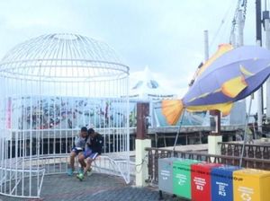 Santai Sejenak di Taman Siring Laut
