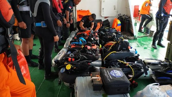 Melihat Basarnas Special Group Bersiap Menyelam Cari Lion Air
