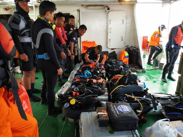 Melihat Basarnas Special Group Bersiap Menyelam Cari Lion Air